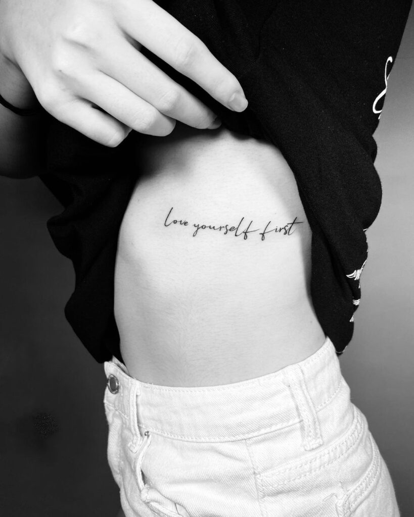 Tattoo chữ love yourself first đẹp ở hông