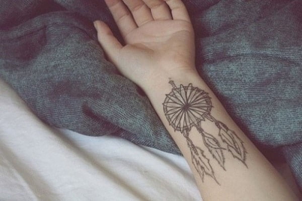 Tattoo chuông gió cute ở cổ tay