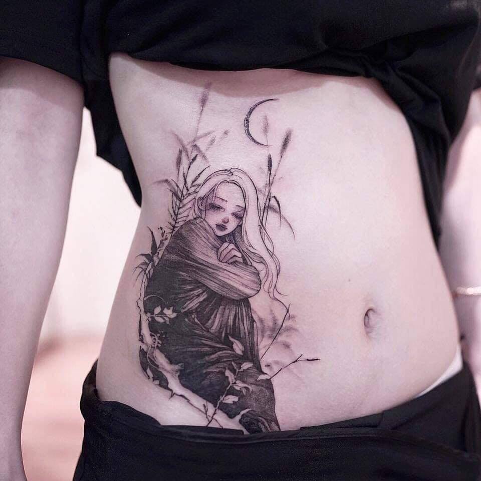 Tattoo cô gái đang ngồi chất