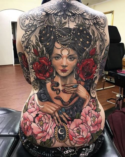 Tattoo cô gái và hoa hồng kín lưng