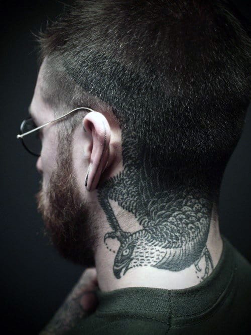 Tattoo con chim chất sau gáy nam