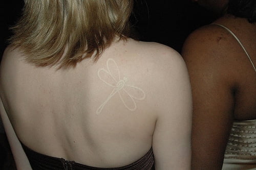 Tattoo con chuồn chuồn trắng ở lưng
