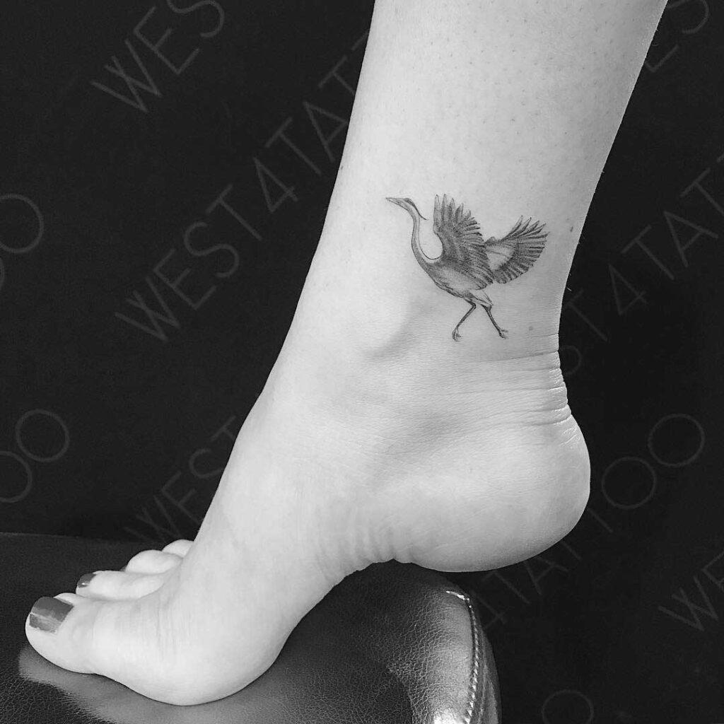 Tattoo con hạc nhỏ ở chân