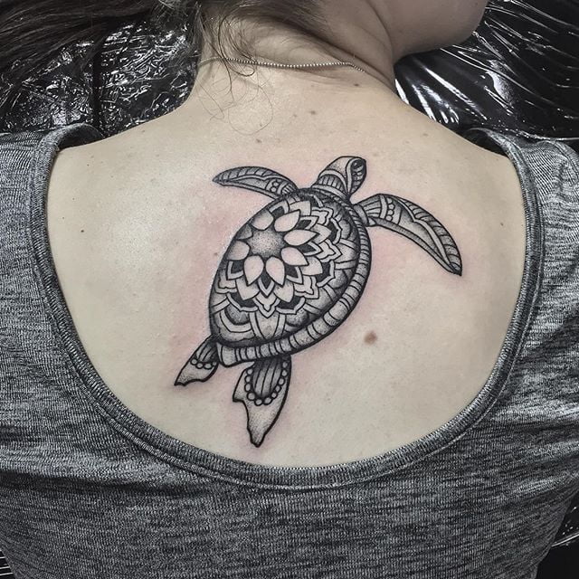 Tattoo con rùa hoa văn sau lưng