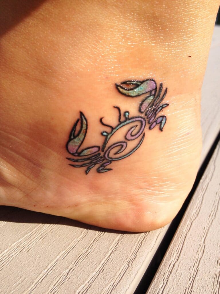 Tattoo cung Cự Giải nhỏ ở mắc cá chân