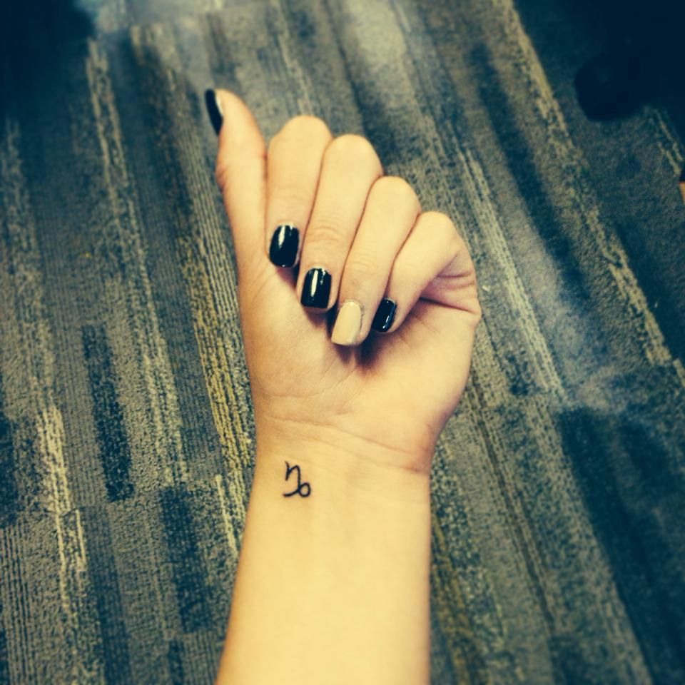 Tattoo cung Ma Kết ở cổ tay nhỏ mini