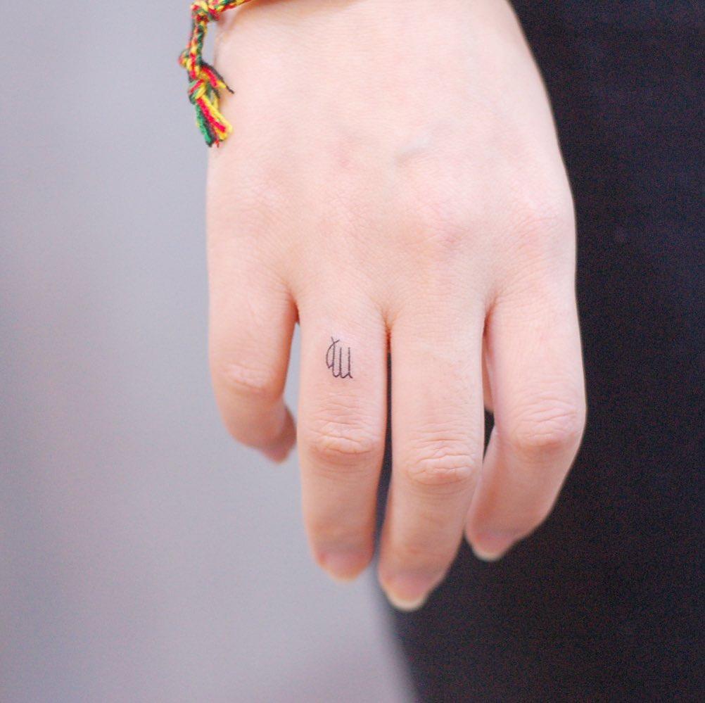 Tattoo cung Xử Nữ nhỏ xíu trên ngón tay