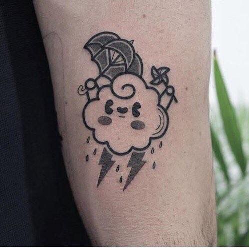 Tattoo đám mây nhỏ phù hợp với nữ mệnh Kim