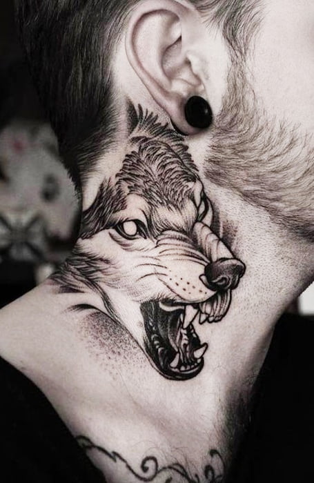 Tattoo đầu sói xăm ở cổ chất lừ