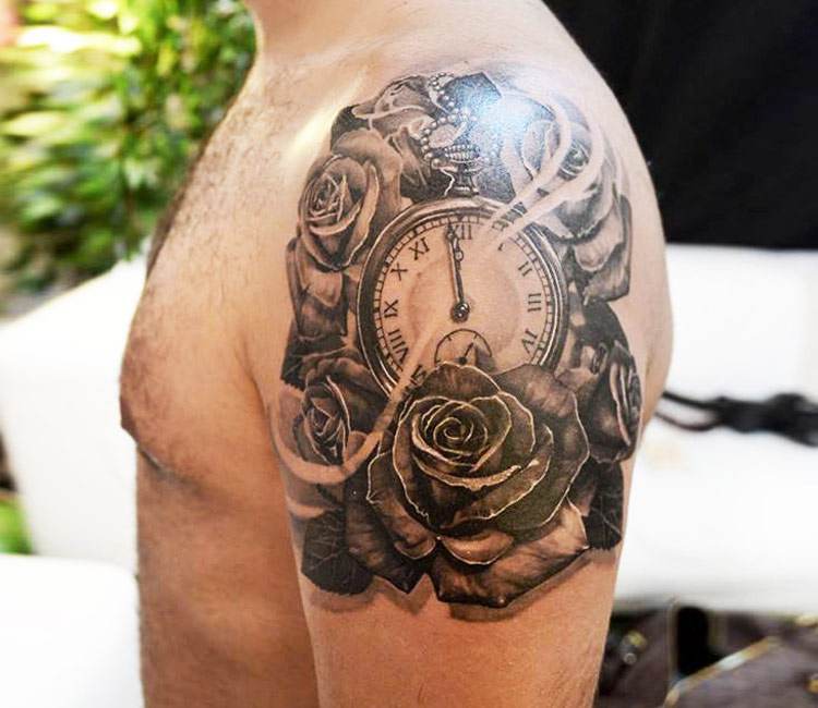 Tattoo đồng hồ hoa hồng ở bắp vai độc đáo