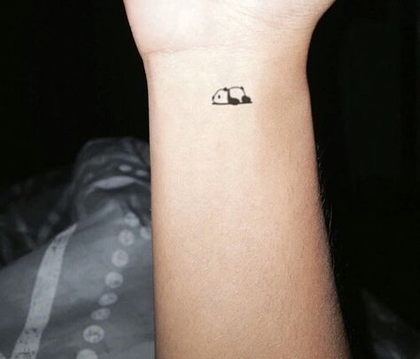 Tattoo gấu trúc nhỏ mini ở cổ tay