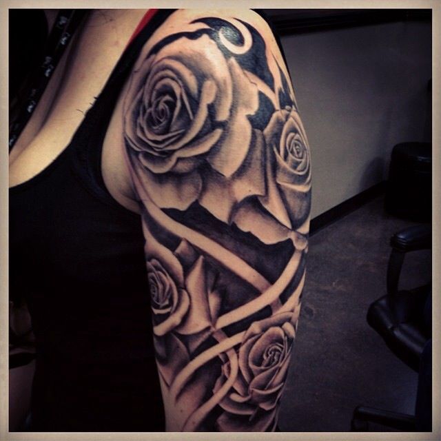 Tattoo hình hoa hồng ở bắp tay nữ