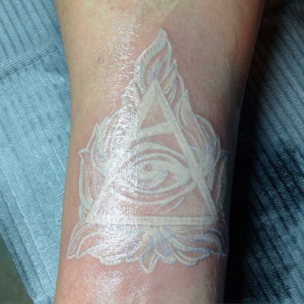 Tattoo hình tam giác và con mắt đẹp cho nam