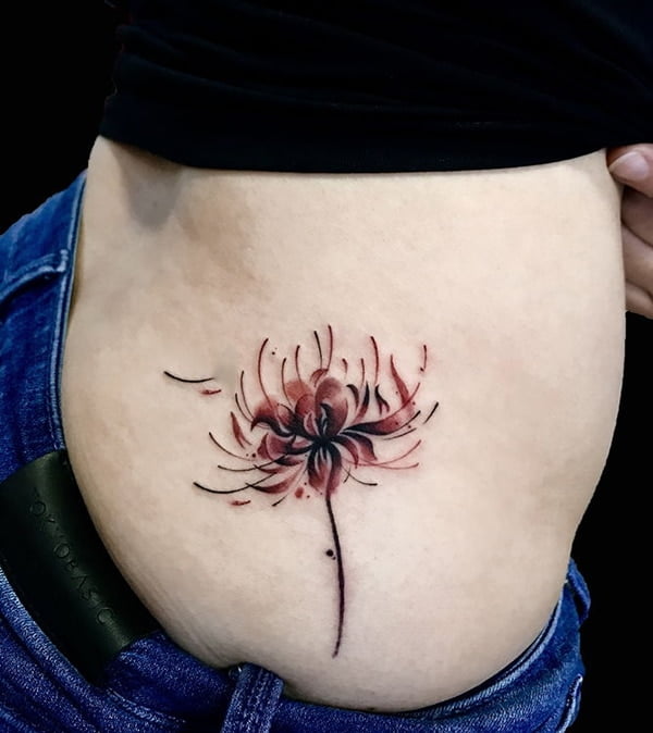Tattoo hoa bỉ ngạn tượng trưng cho một tình yêu buồn