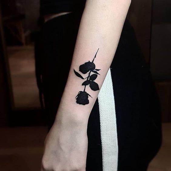 Tattoo hoa hồng đen mini đặc sắc