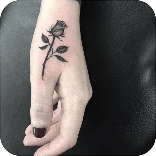 Tattoo hoa hồng đen nhỏ nhắn và xinh xắn