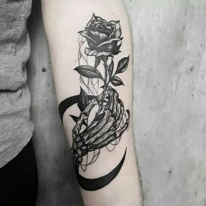 Tattoo hoa hồng đen ở cánh tay cá tính