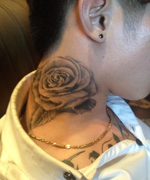 Tattoo hoa hồng đen ở cổ ý nghĩa của Hoàng Tử Gió