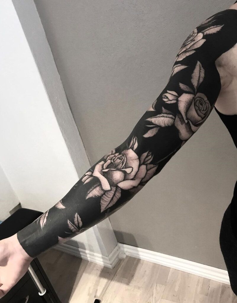 Tattoo hoa hồng đen trắng bít tay