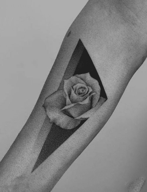 Tattoo hoa hồng đen trắng nghệ thuật