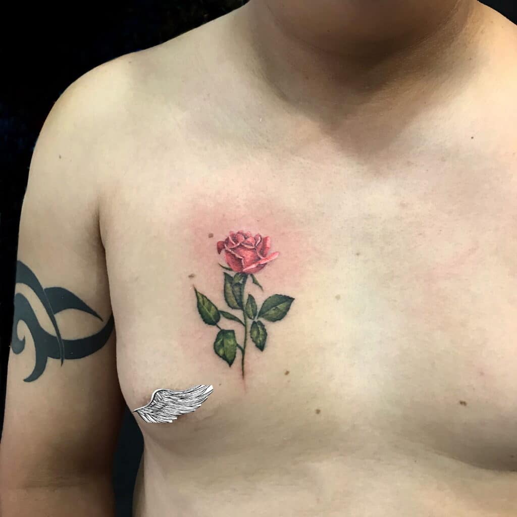 Tattoo hoa hồng nhỏ trên ngực nam