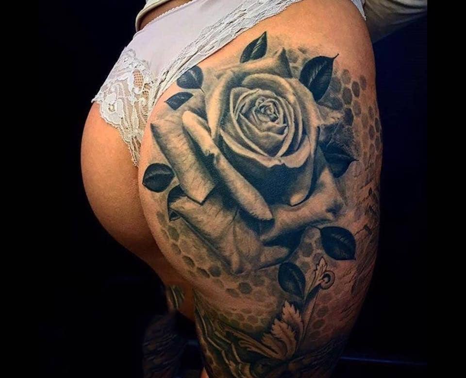 Tattoo hoa hồng sắc sảo ở mông cho nữ