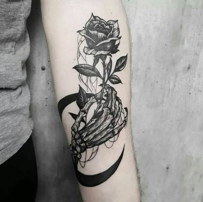 Tattoo hoa hồng và bàn tay độc chất