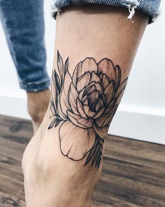 Tattoo hoa mẫu đơn nhỏ xinh ở cổ chân