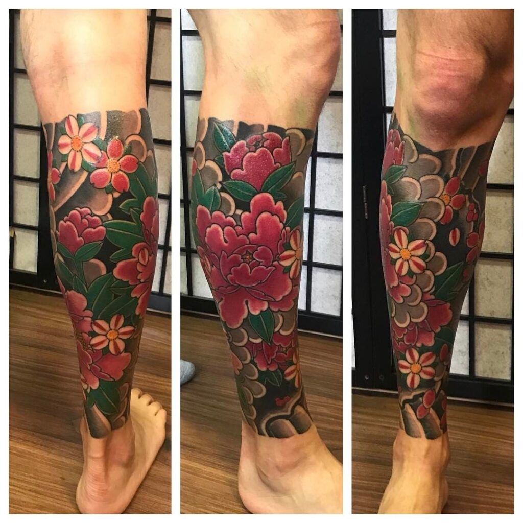 Tattoo hoa mẫu đơn ở bắp chân ấn tượng