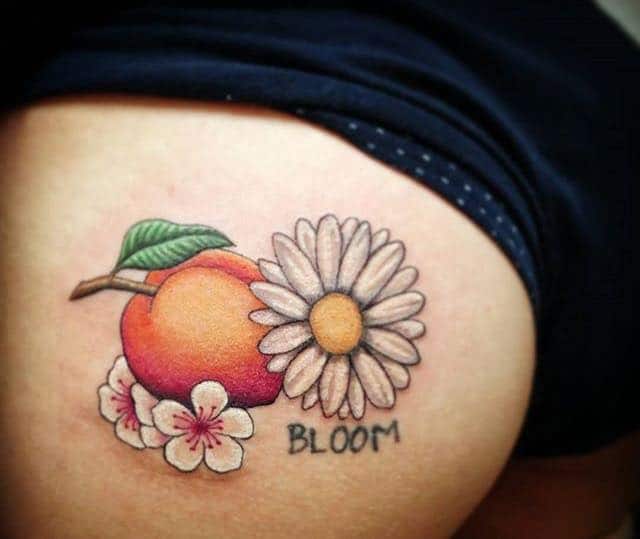 Tattoo hoa quả dễ thương ở mông
