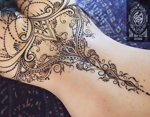 Tattoo hoa văn độc lạ trên cơ thể nữ