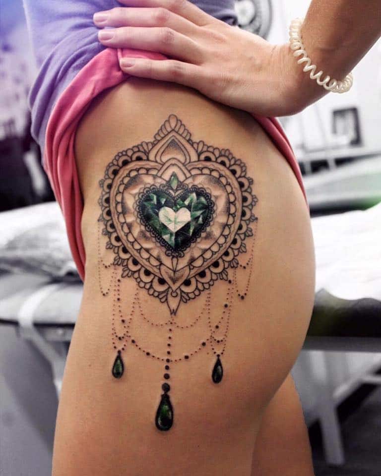 Tattoo hoa văn và kim cương đẹp ngẩn ngơ gần mông