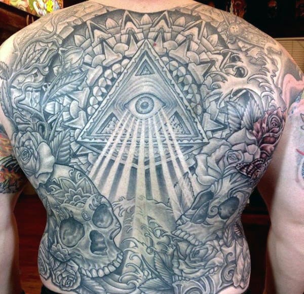Tattoo kim tự tháp full kín lưng