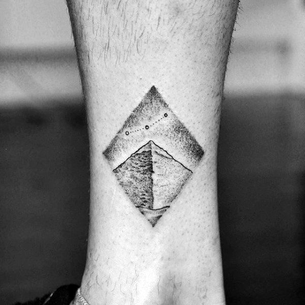 Tattoo kim tự tháp mini nhỏ đẹp