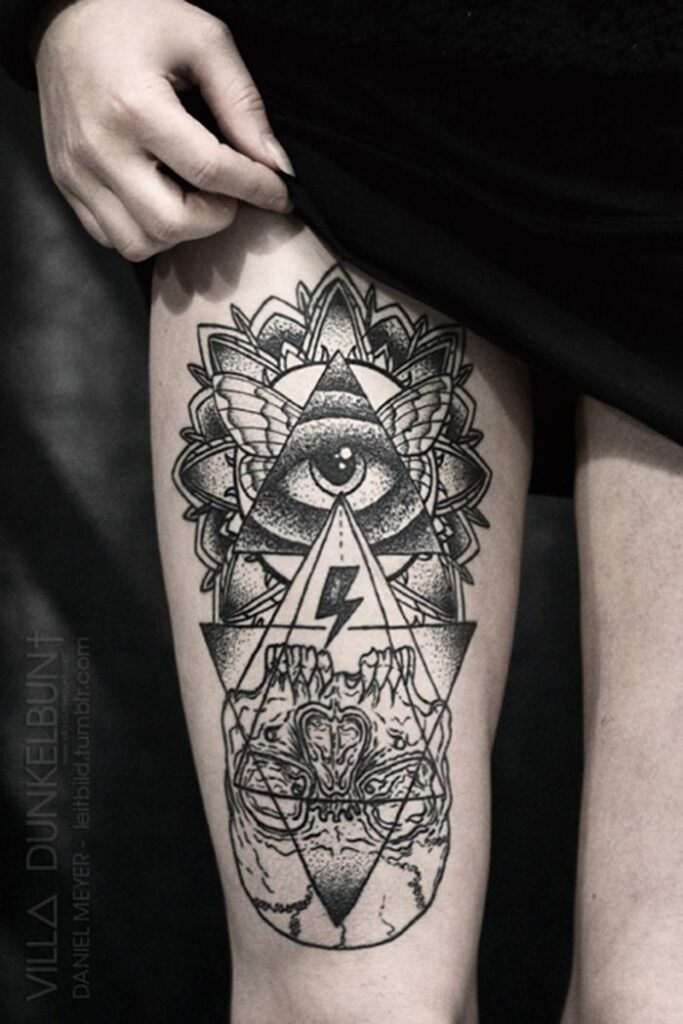Tattoo kim tự tháp ở đùi nữ