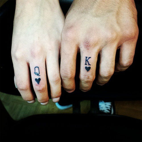 Tattoo lá bài trên ngón tay cho các cặp đôi