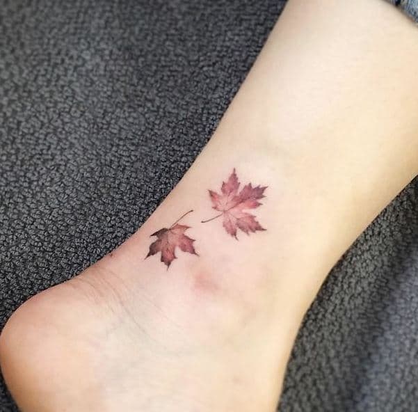 Tattoo lá phong nhỏ xinh ở chân các bạn nữ
