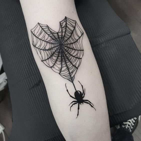 Tattoo mạng nhện hình trái tim ở tay siêu đẹp và lạ