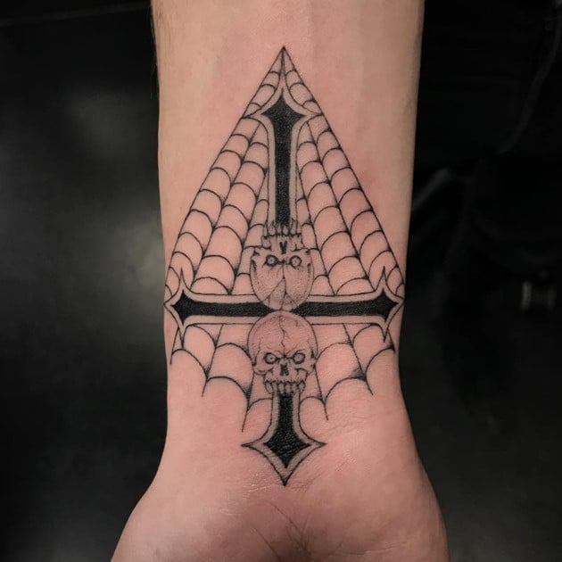 Tattoo mạng nhện và cây thánh giá đẹp