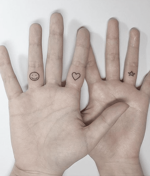 Tattoo mặt cười cute tren ngón tay