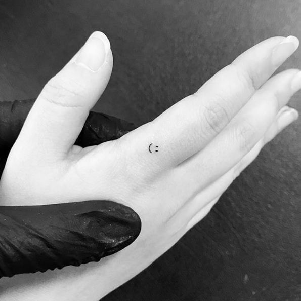Tattoo mặt cười mini trên ngón tay