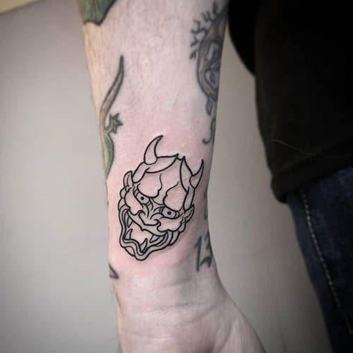 Tattoo mặt quỷ mini ở cánh tay