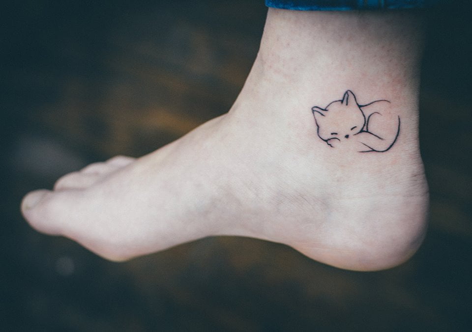 Tattoo mèo mini nhỏ xinh ở chân cho cô gái