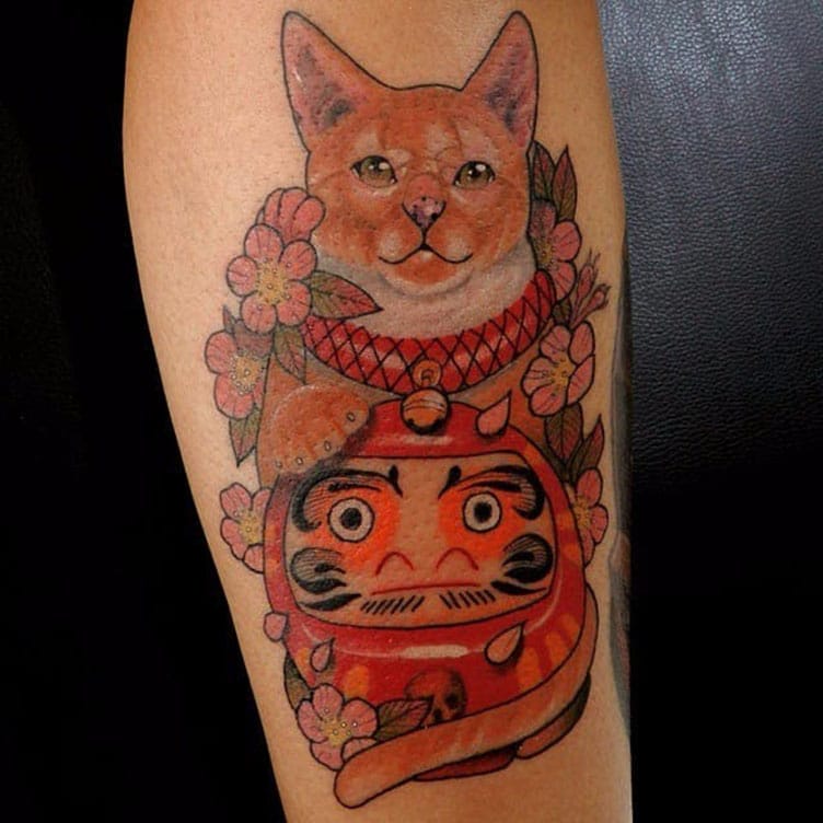 Tattoo mèo thần tài và daruma độc đáo