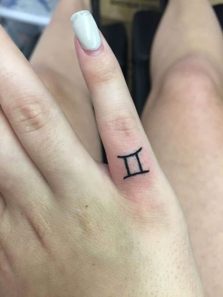 Tattoo mini cung Song Tử trên ngón tay