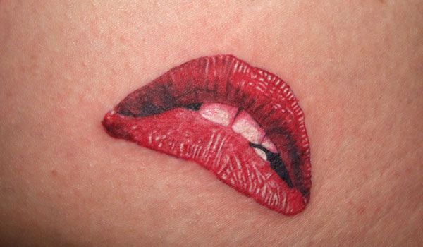 Tattoo môi 3d ở cổ đẹp ngẩn ngơ