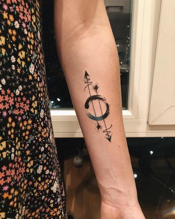 Tattoo mũi tên nghệ thuật và cá tính ở tay cho nữ