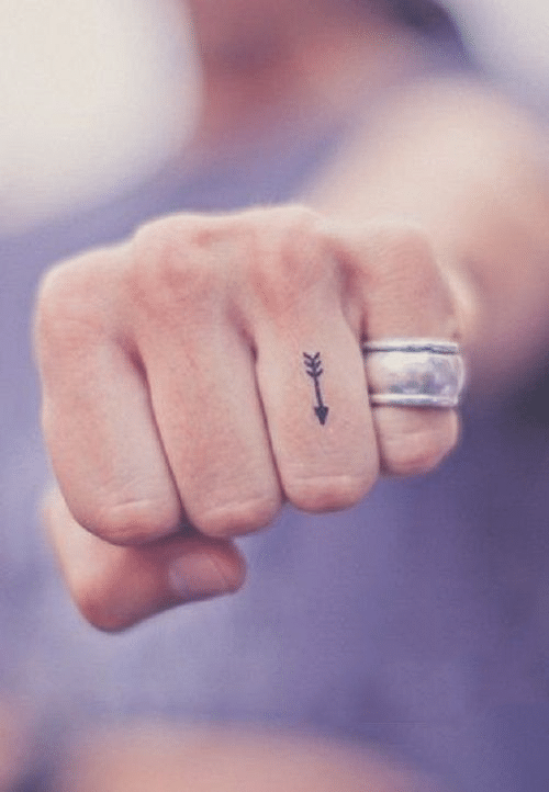 Tattoo mũi tên nhỏ xinh và đơn giản ở ngón tay