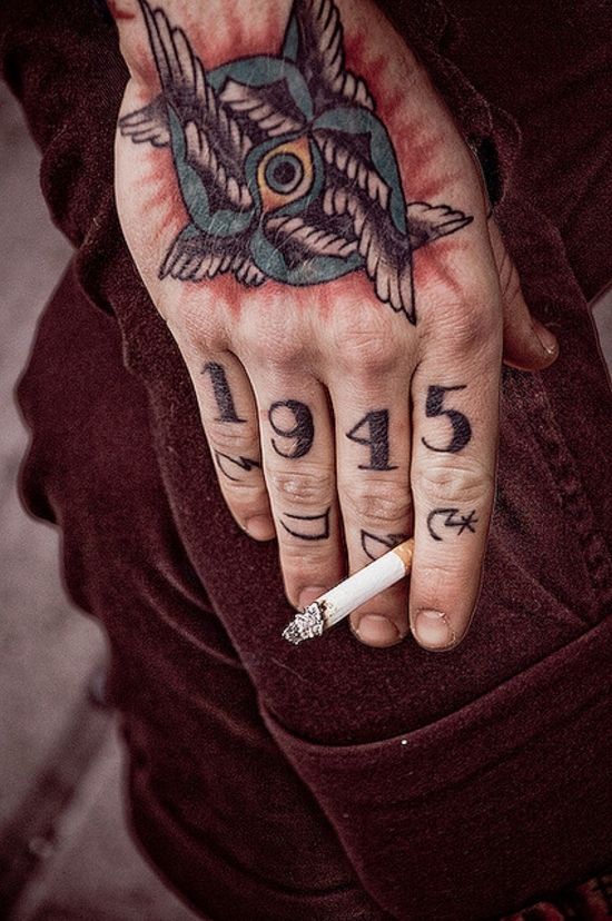 Tattoo năm sinh chất ngầu ở ngón tay