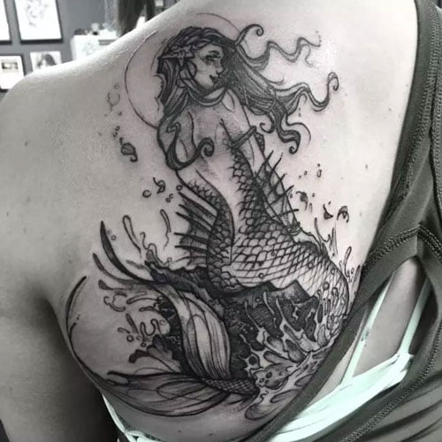 Tattoo nàng tiên cá ở lưng thu hút mọi ánh nhin